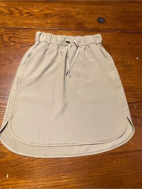 LULULEMON skirt women’s size 4 longer style dark tan taupe A